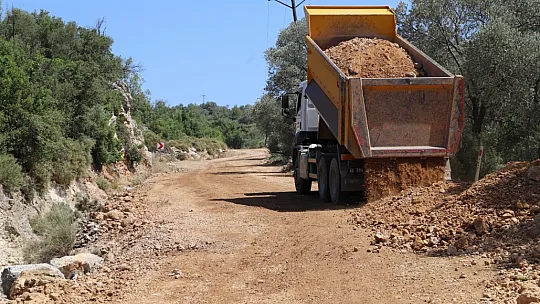 Seydikemer Belediyesi stabilize yol çalışmasına devam ediyor