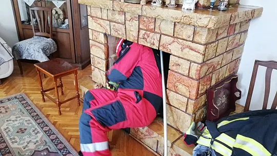 Şömine bacasında mahsur kalan yavru kedi kurtarıldı