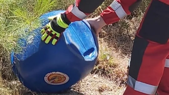 Fethiye'de bir evin bahçesindeki havuza giren yılan panik yarattı