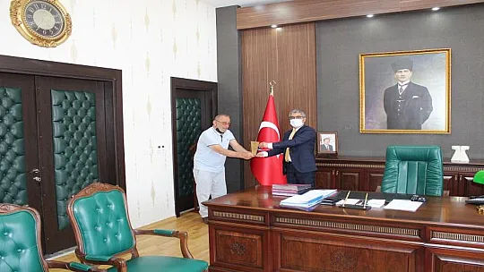 Seydikemer'in tarihini anlatan ressam, teşekkür plaketiyle onurlandırıldı