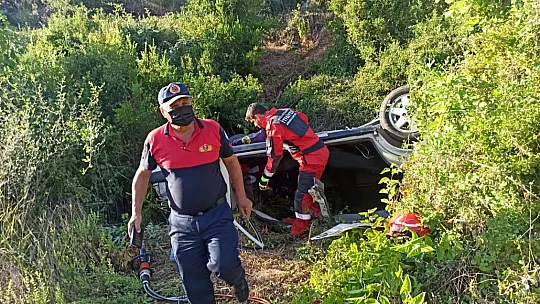 Dereye yuvarlanan araçta sıkışan sürücü kurtarıldı