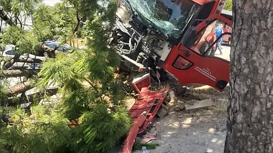 Orman yangınına giden itfaiye aracı ile otomobil kaza yaptı