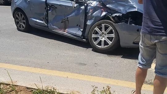 Orman yangınına giden itfaiye aracı ile otomobil kaza yaptı