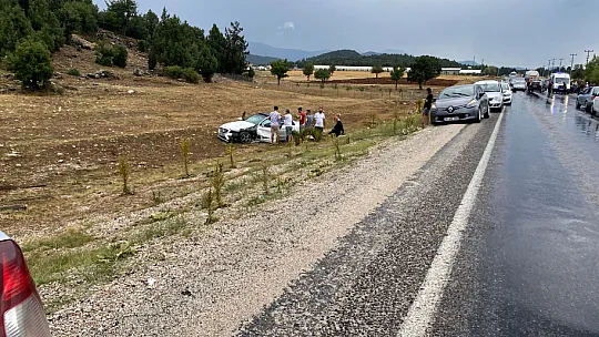 Seydikemer'de iki araç kafa kafaya çarpıştı: 1'i ağır 9 yaralı