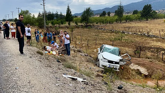 Seydikemer'de iki araç kafa kafaya çarpıştı: 1'i ağır 9 yaralı