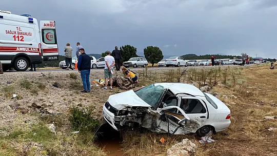 Seydikemer'de iki araç kafa kafaya çarpıştı: 1'i ağır 9 yaralı