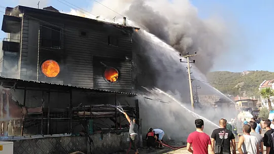 Fethiye'de 4 katlı mobilya mağazasında yangın