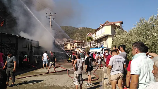 Fethiye'de 4 katlı mobilya mağazasında yangın