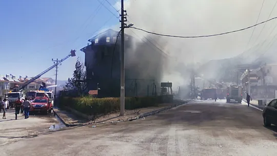 Fethiye'de 4 katlı mobilya mağazasında yangın