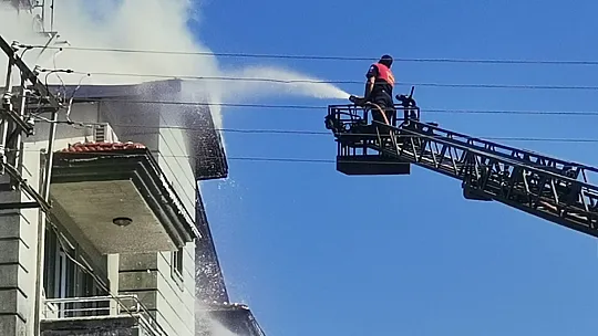 Fethiye'de 4 katlı mobilya mağazasında yangın