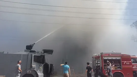 Fethiye'de 4 katlı mobilya mağazasında yangın