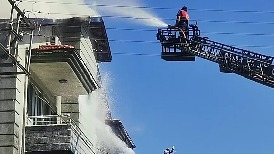 Fethiye'de 4 katlı mobilya mağazasında yangın