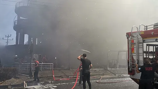 Fethiye'de 4 katlı mobilya mağazasında yangın