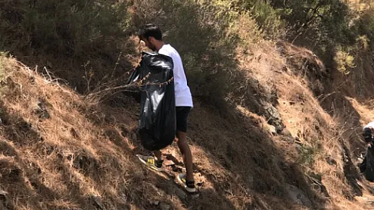 Bir Yandan Nöbet Tutup, Bir Yandan Yardıma Koşuyorlar
