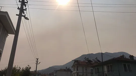 Fethiye'yi kaplayan dumanlardan güneş gözükmüyor