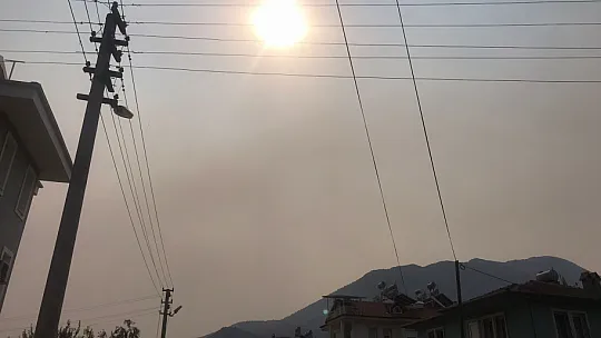 Fethiye'yi kaplayan dumanlardan güneş gözükmüyor