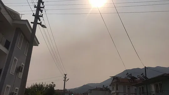 Fethiye'yi kaplayan dumanlardan güneş gözükmüyor