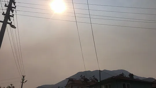 Fethiye'yi kaplayan dumanlardan güneş gözükmüyor