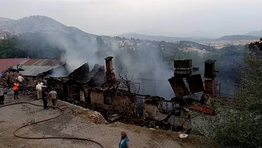 Yayla Çobanisa'da 4 Ev Küle Döndü