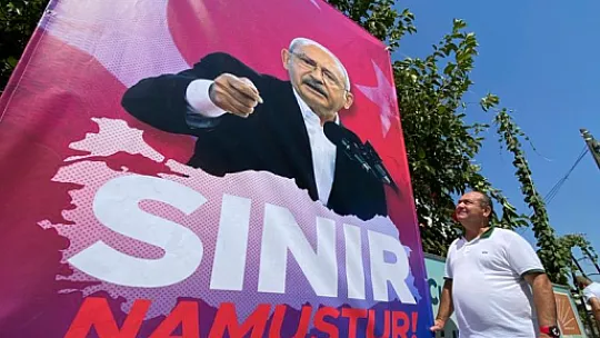 CHP İlçe binasına 'Sınır Namustur' pankartı asıldı