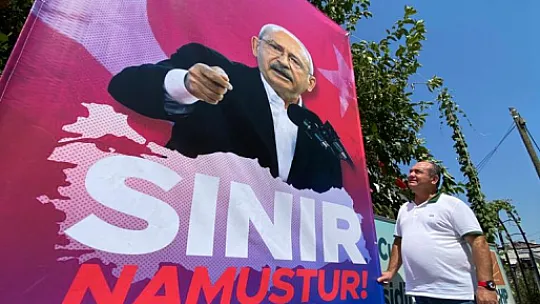 CHP İlçe binasına 'Sınır Namustur' pankartı asıldı