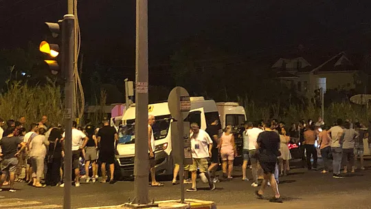 Minibüs ile otomobil çarpıştı