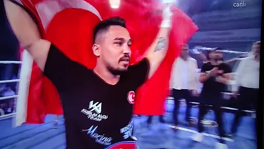 İlk raunda rakibini nakavt ile yenerek, Avrupa Altın Kemer Şampiyonu oldu