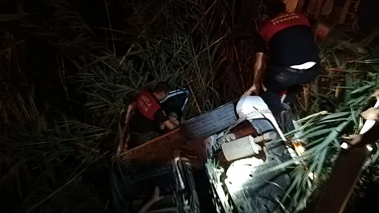 Direksiyon hakimiyetini kaybeden araç sulama kanalına düştü