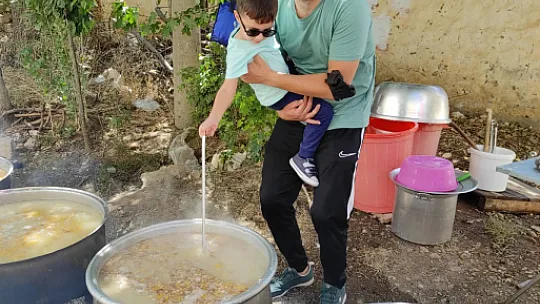 Karaçulha Gönüllüleri Derneği Hamza Özkaraca için 3500 kişilik aşure ikramında bulundu