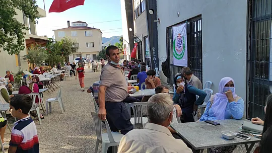 Karaçulha Gönüllüleri Derneği Hamza Özkaraca için 3500 kişilik aşure ikramında bulundu