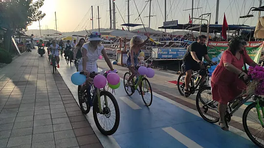 Fethiye'de 'Süslü Kadınlar Bisiklet Turu' gerçekleşti