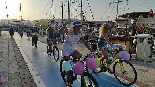 Fethiye'de 'Süslü Kadınlar Bisiklet Turu' gerçekleşti
