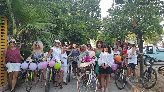 Fethiye'de 'Süslü Kadınlar Bisiklet Turu' gerçekleşti