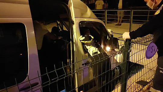 Minibüs Kanala Uçtu 1 yaralı