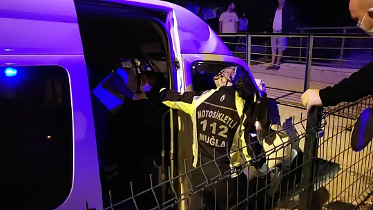 Minibüs Kanala Uçtu 1 yaralı