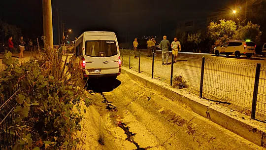 Minibüs Kanala Uçtu 1 yaralı