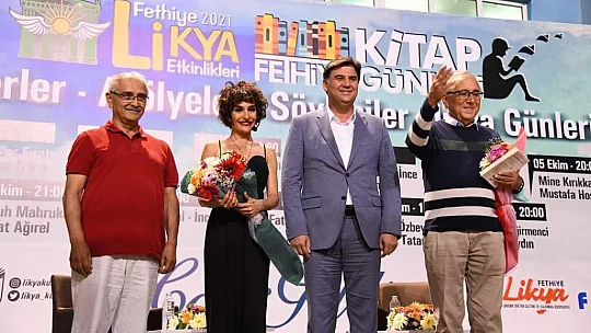 Şair Ataol Behramoğlu İle Şarkıcı Mehtap Meral Sevenleriyle Buluştu