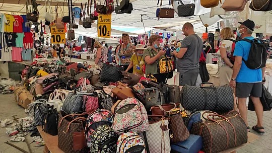 Salı pazarında alanda dertli satan da