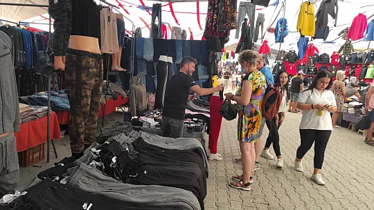 Salı pazarında alanda dertli satan da