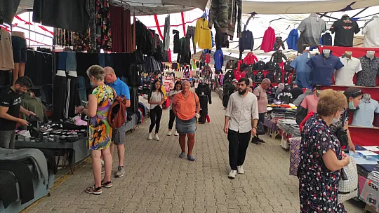 Salı pazarında alanda dertli satan da