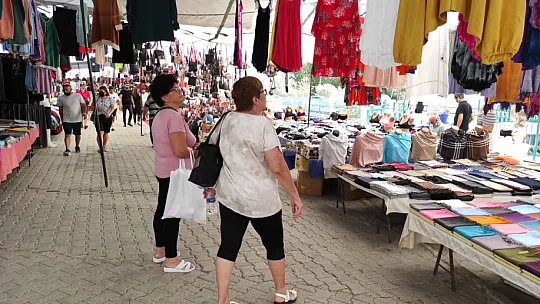 Salı pazarında alanda dertli satan da
