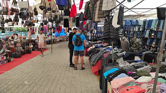 Salı pazarında alanda dertli satan da