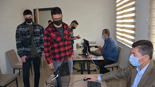 İlk Öğrenciler Sabah Saatlerinde Çiçeklerle Karşılandı