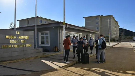 İlk Öğrenciler Sabah Saatlerinde Çiçeklerle Karşılandı