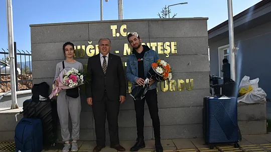 İlk Öğrenciler Sabah Saatlerinde Çiçeklerle Karşılandı