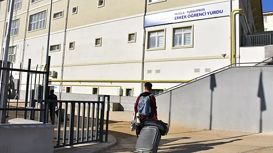 İlk Öğrenciler Sabah Saatlerinde Çiçeklerle Karşılandı