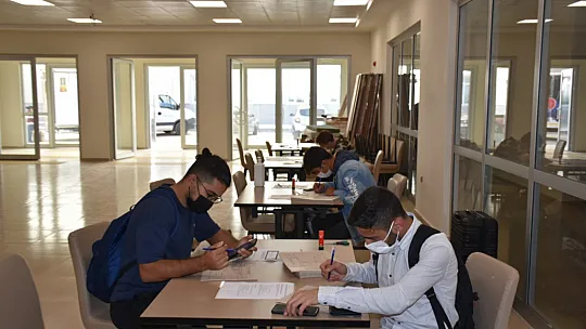 İlk Öğrenciler Sabah Saatlerinde Çiçeklerle Karşılandı