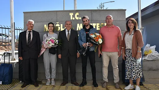 İlk Öğrenciler Sabah Saatlerinde Çiçeklerle Karşılandı