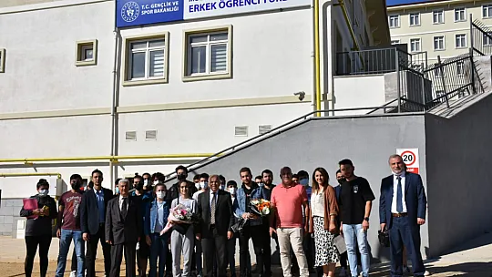 İlk Öğrenciler Sabah Saatlerinde Çiçeklerle Karşılandı