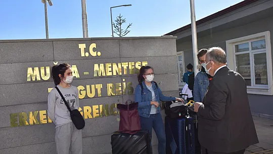 İlk Öğrenciler Sabah Saatlerinde Çiçeklerle Karşılandı